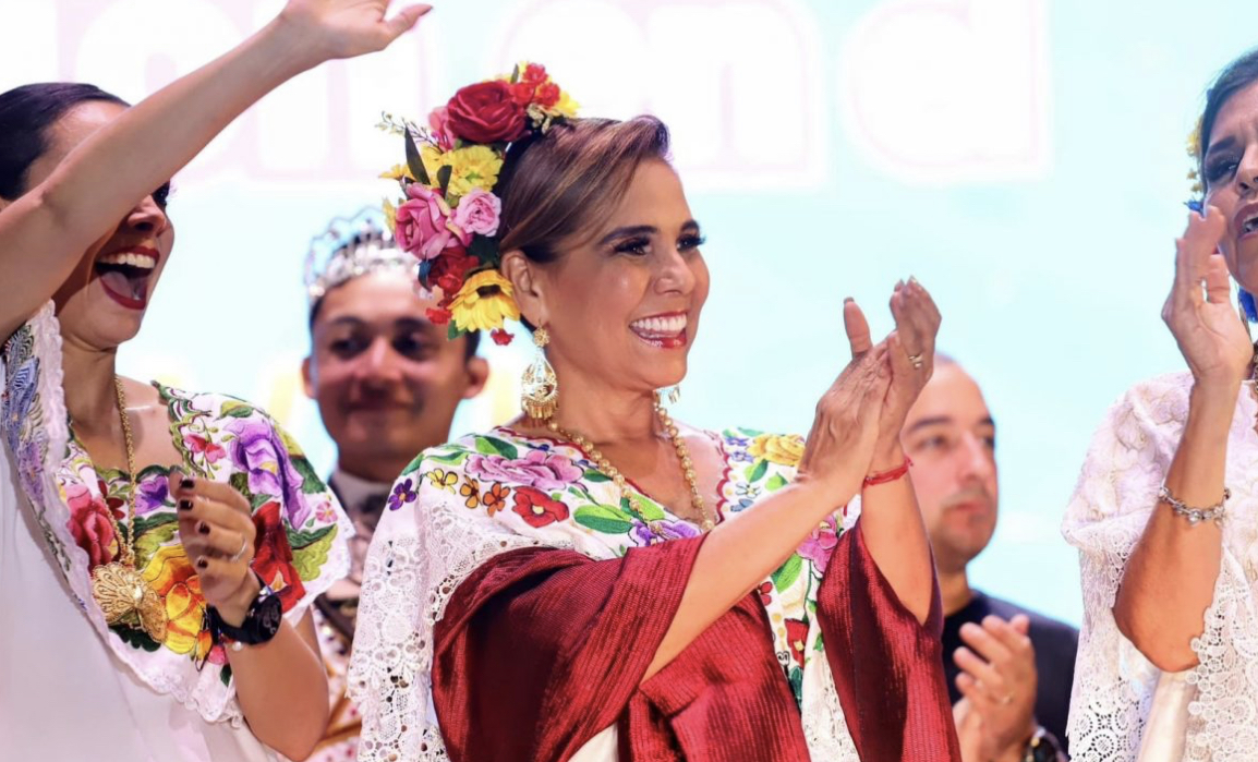 Mara Lezama comparte alegría y diversión en carnaval de Cancún
