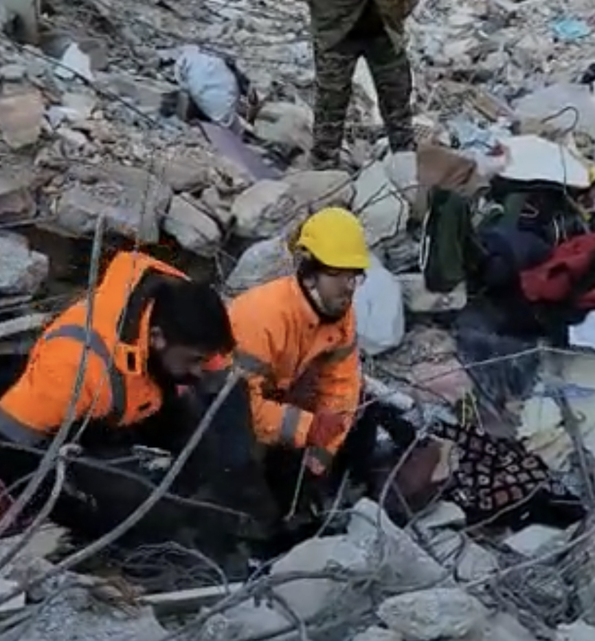 VIDEO | Rescatistas de Q. Roo encuentran a personas con vida, tras los sismos en Turquía