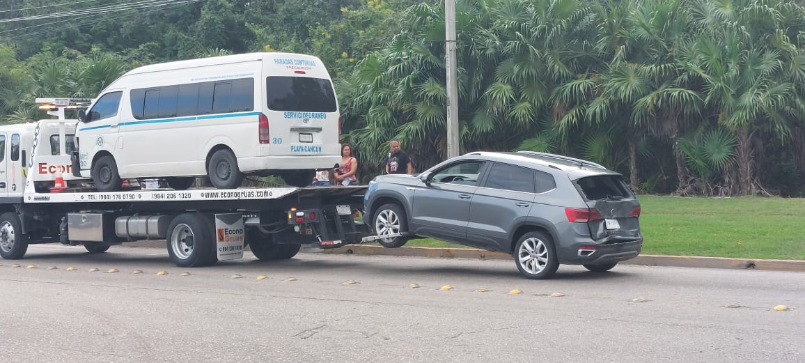 Deja 10 lesionados choque entre auto y transporte en Playa del Carmen