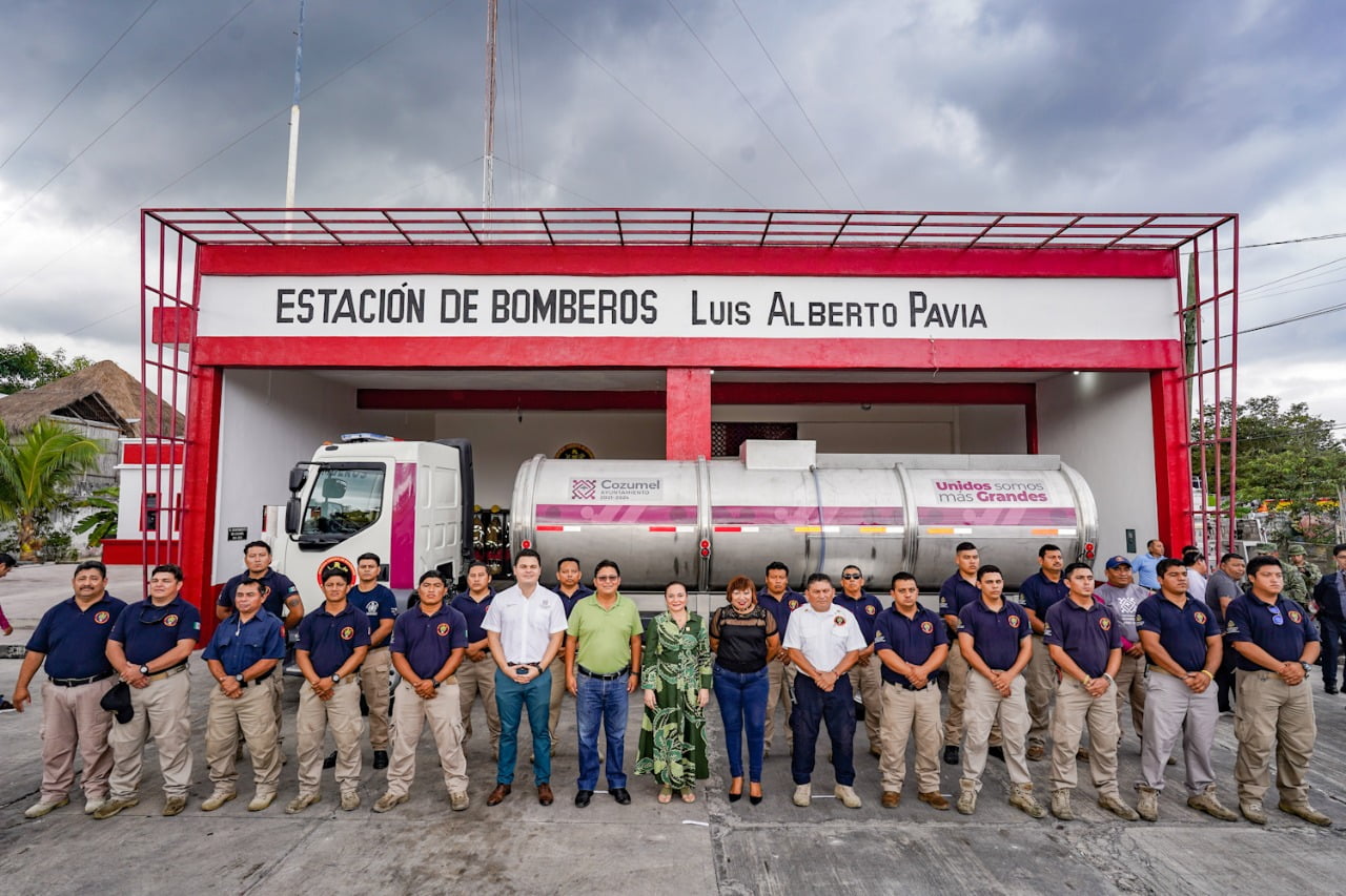 Juanita Alonso entrega camión de pipa a Cuerpo de Bomberos