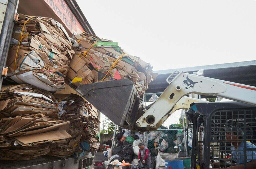 Gobierno Municipal envía trailer de 53 pies lleno de diversos plásticos que fueron recolectados en diversas acciones realizadas por CAMAR.