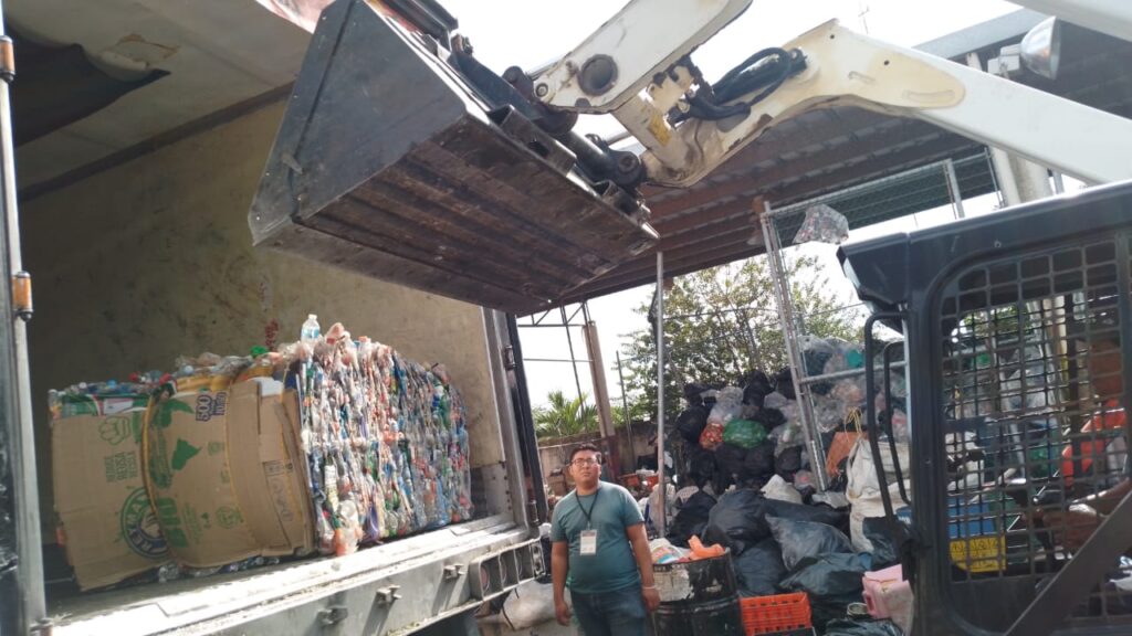 Gobierno Municipal envía trailer de 53 pies lleno de diversos plásticos que fueron recolectados en diversas acciones realizadas por CAMAR.