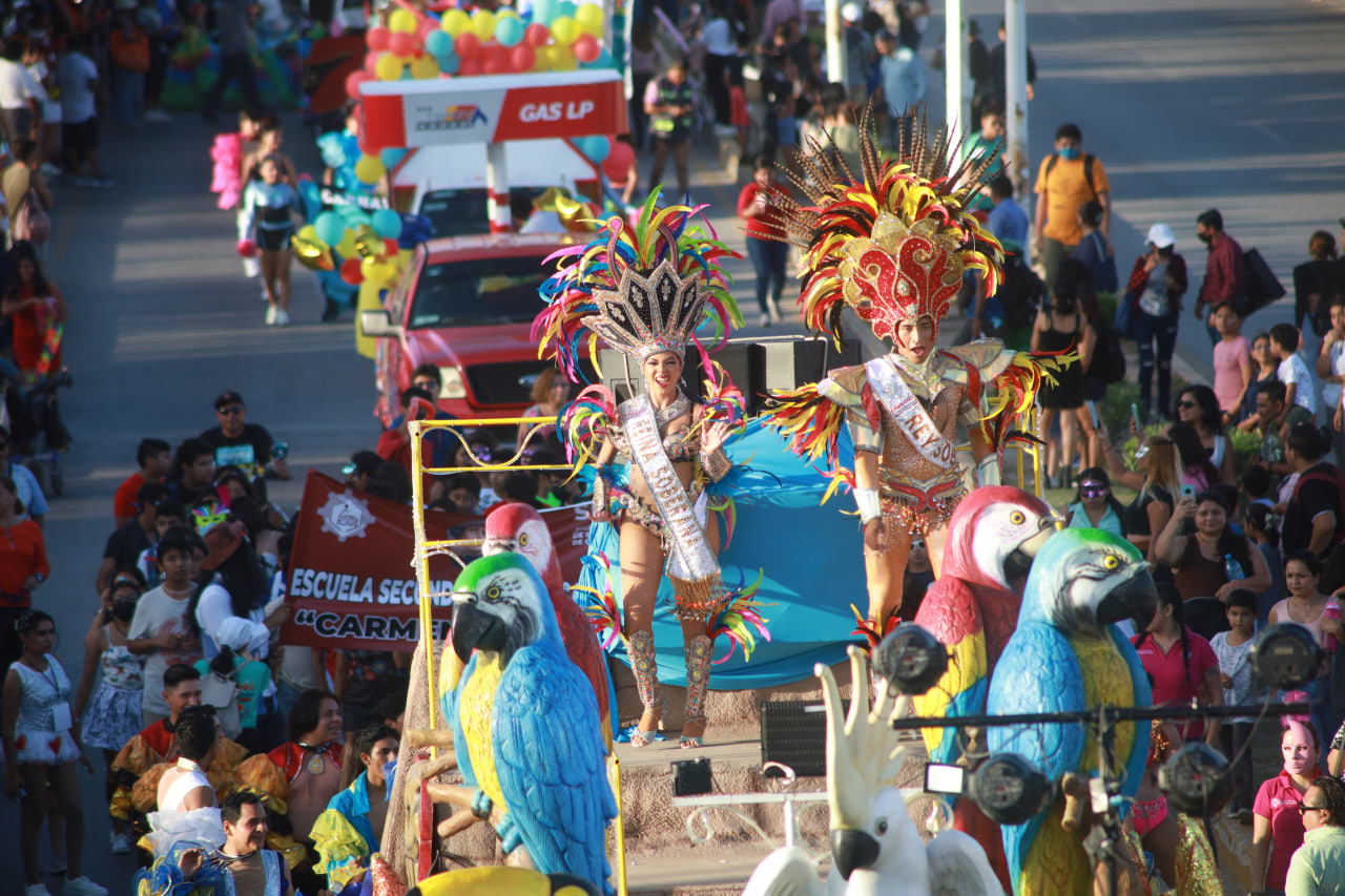 Ana Patricia Peralta comparte alegria con el carnaval de Cancún