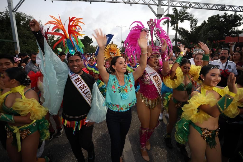 Miles de cancunenses se unen en Carnaval Cancún 2023