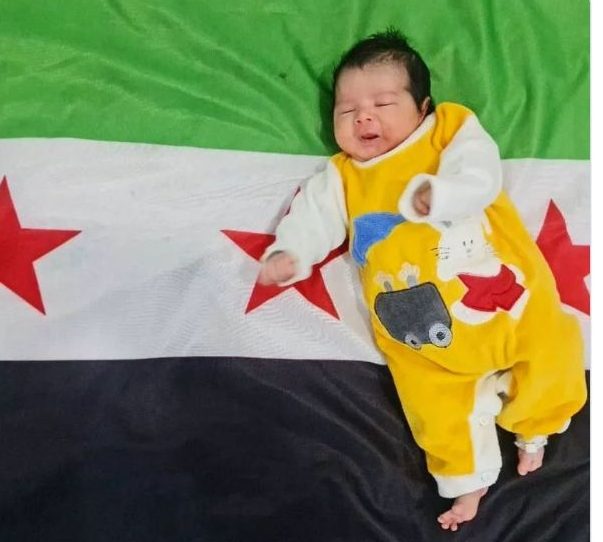 Intentan secuestrar a bebé nacida bajo escombros en Siria
