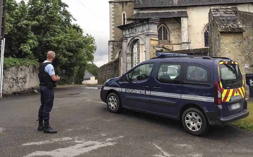 Alumno apuñala hasta la muerte a una maestra en Francia