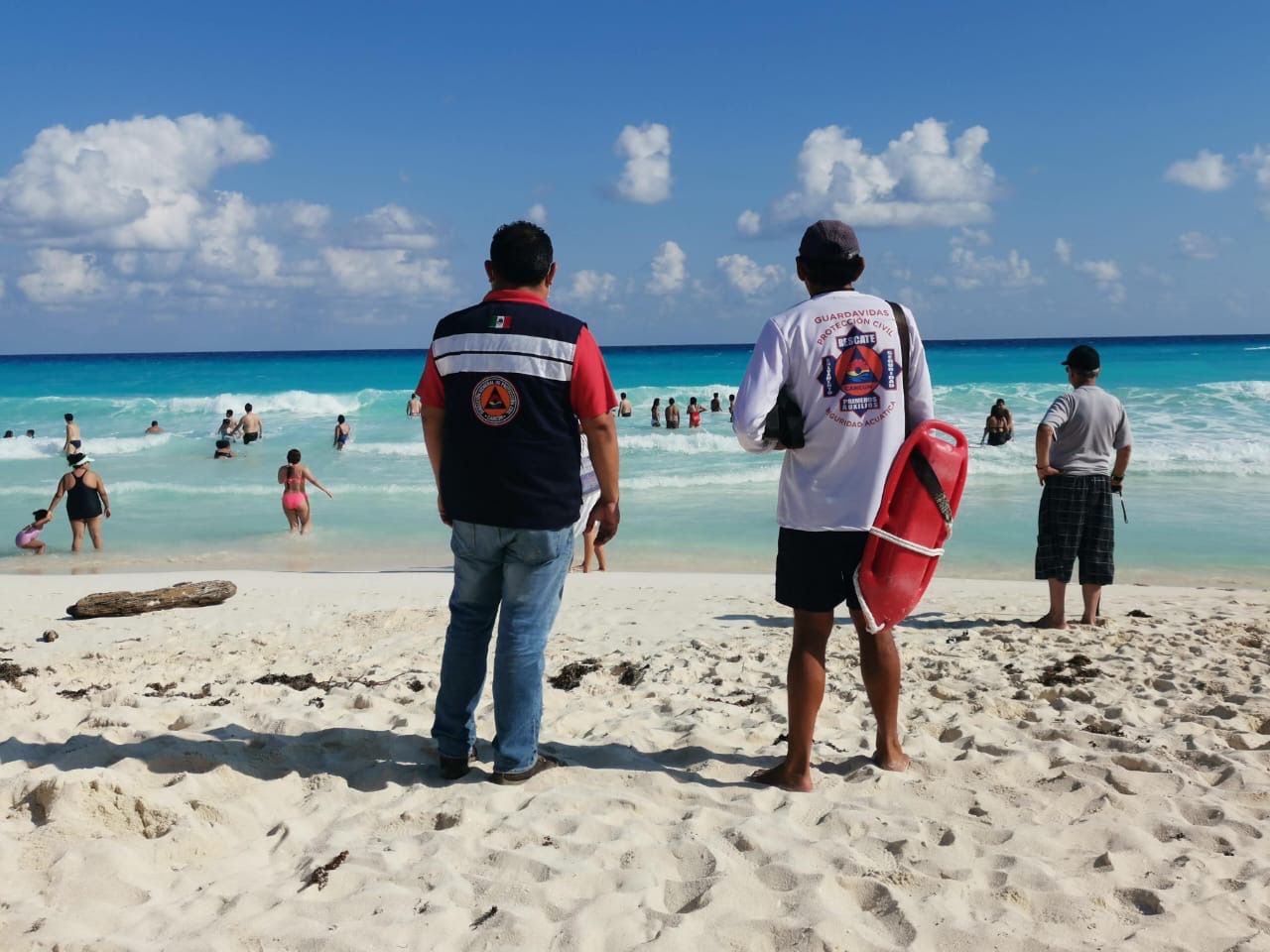 Refuerza playas de Cancún con guardavidas en temporada de ‘spring break’