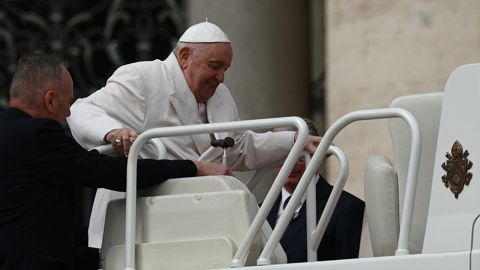 Papa Francisco permanecerá hospitalizado