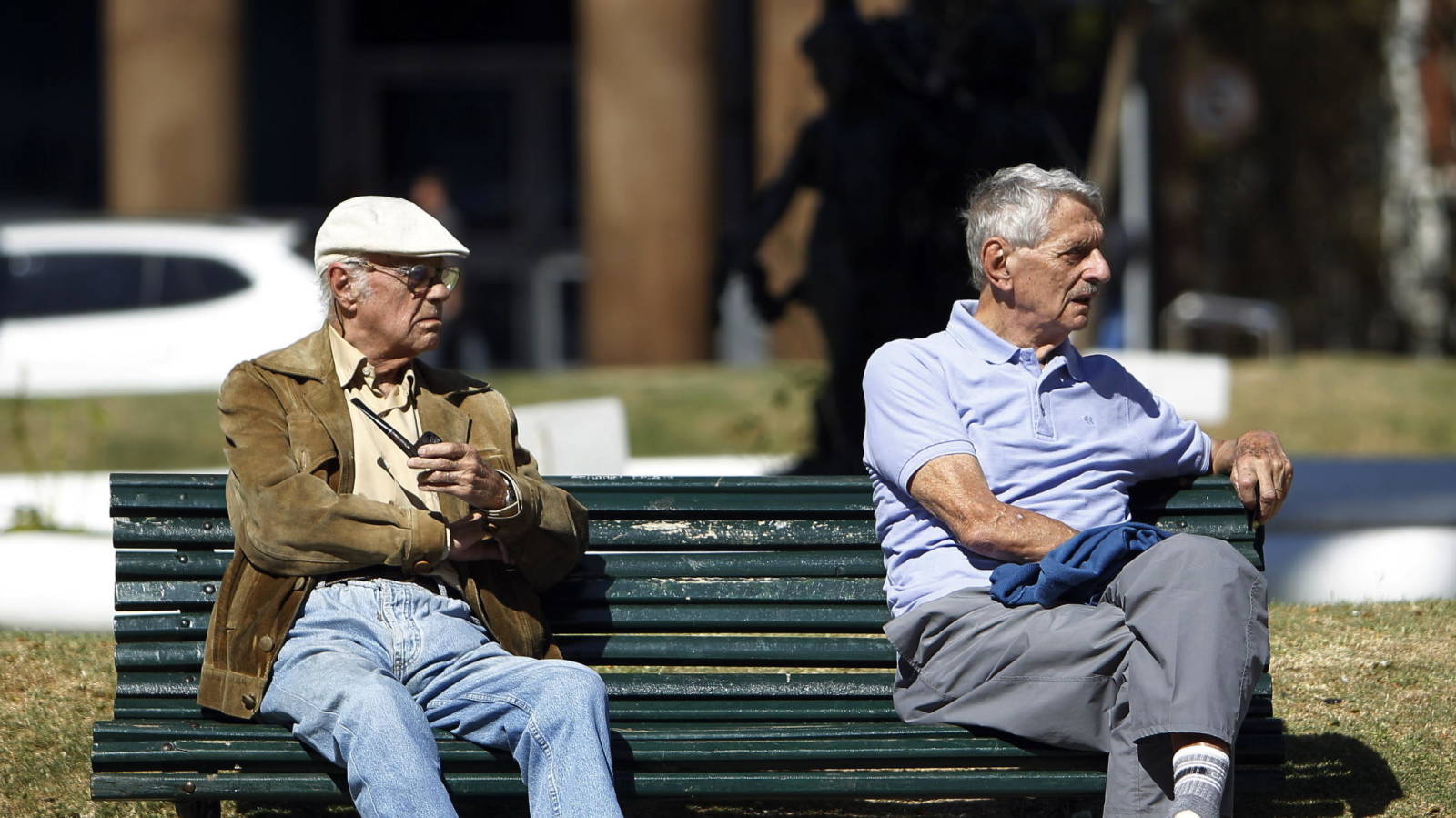 Senado francés aprueba aumentar edad de jubilación