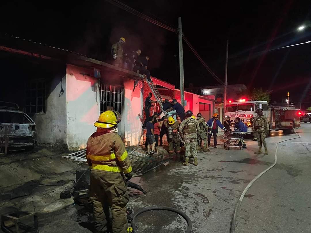 Rescatan a 4 personas de un incendio en Chetumal