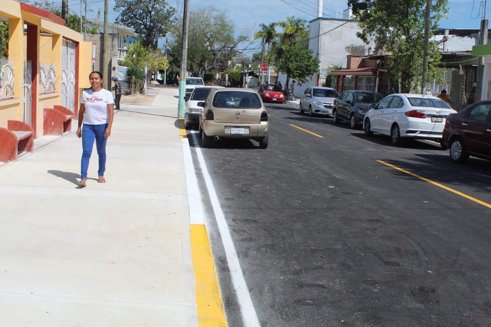 Entrega Mara Lezama calle repavimentada a chetumaleños