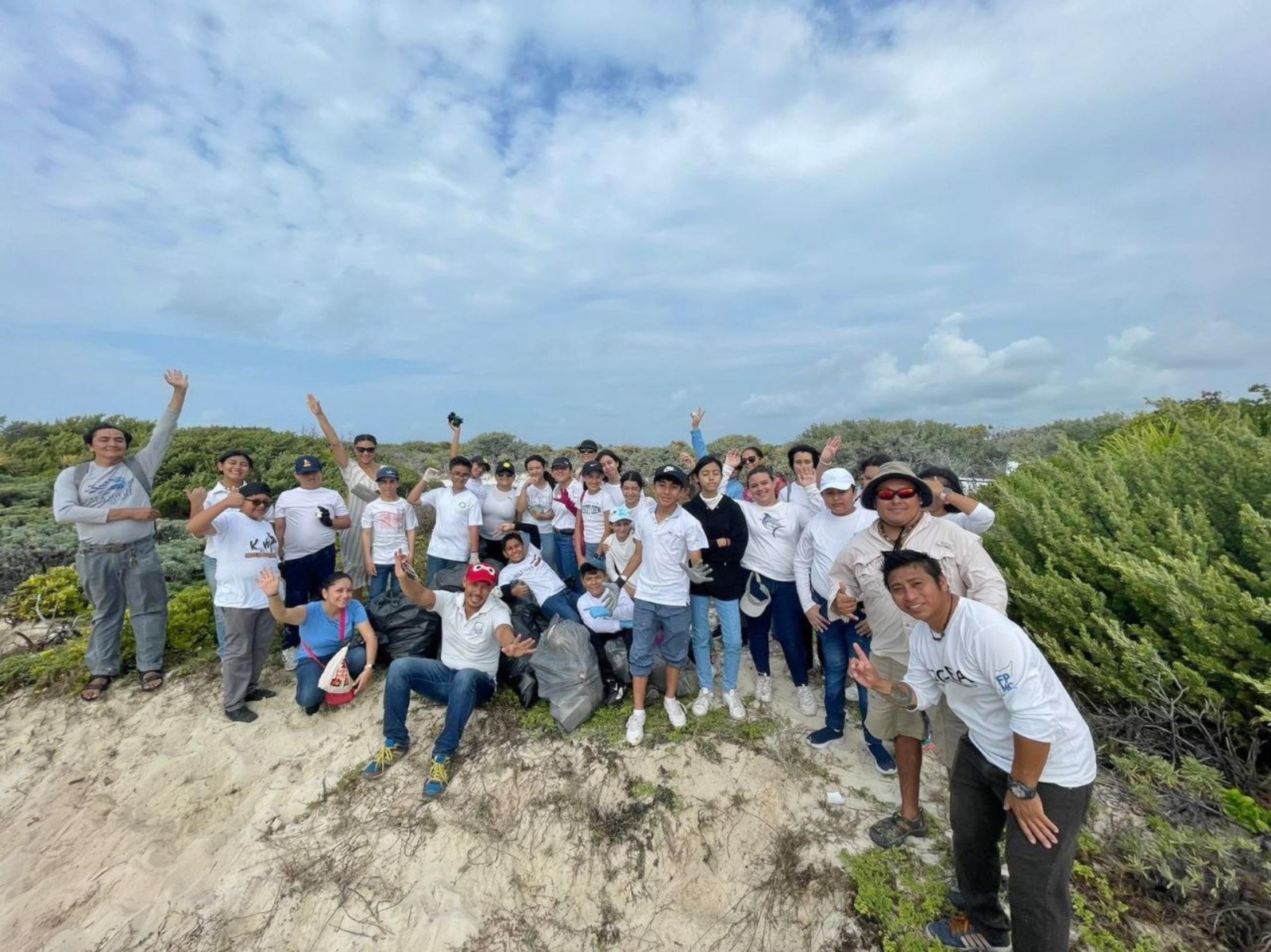 Jóvenes realizan limpieza de playas en Punta Sur