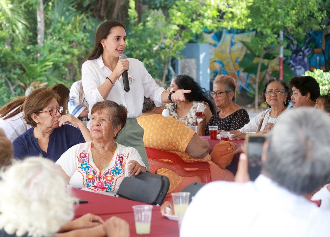 Se acerca Ana Patricia Peralta al legado de forjadores y pensionados de Cancún