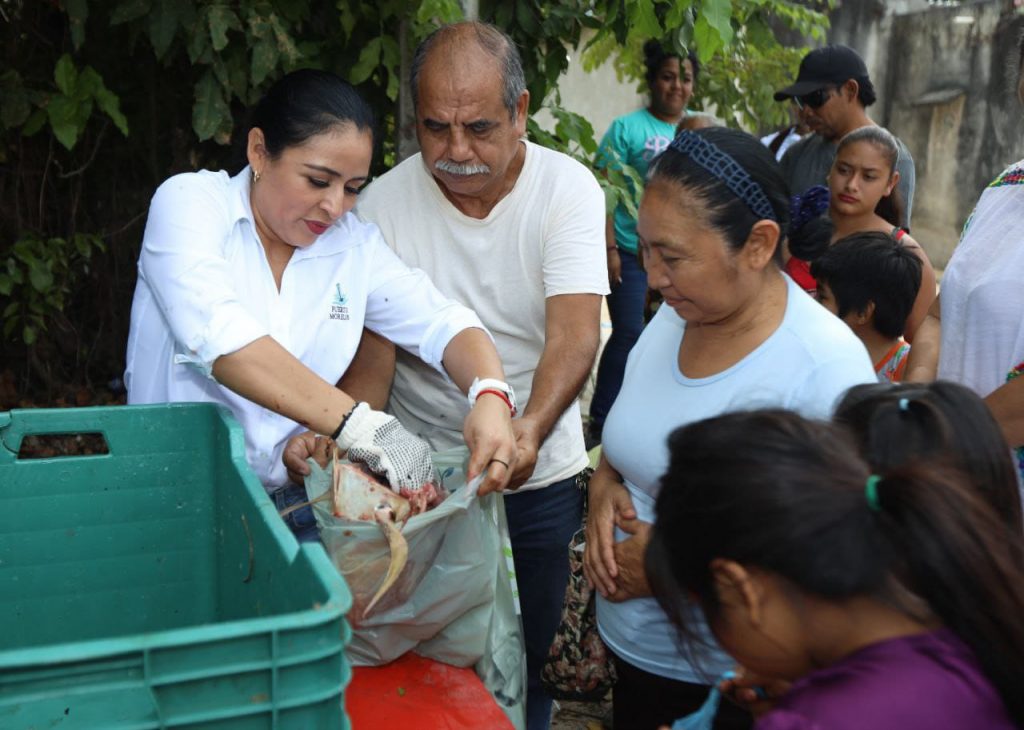 Blanca Merari distribuye una tonelada de pescado entre familias de diferentes sectores de la delegación de Leona Vicario.