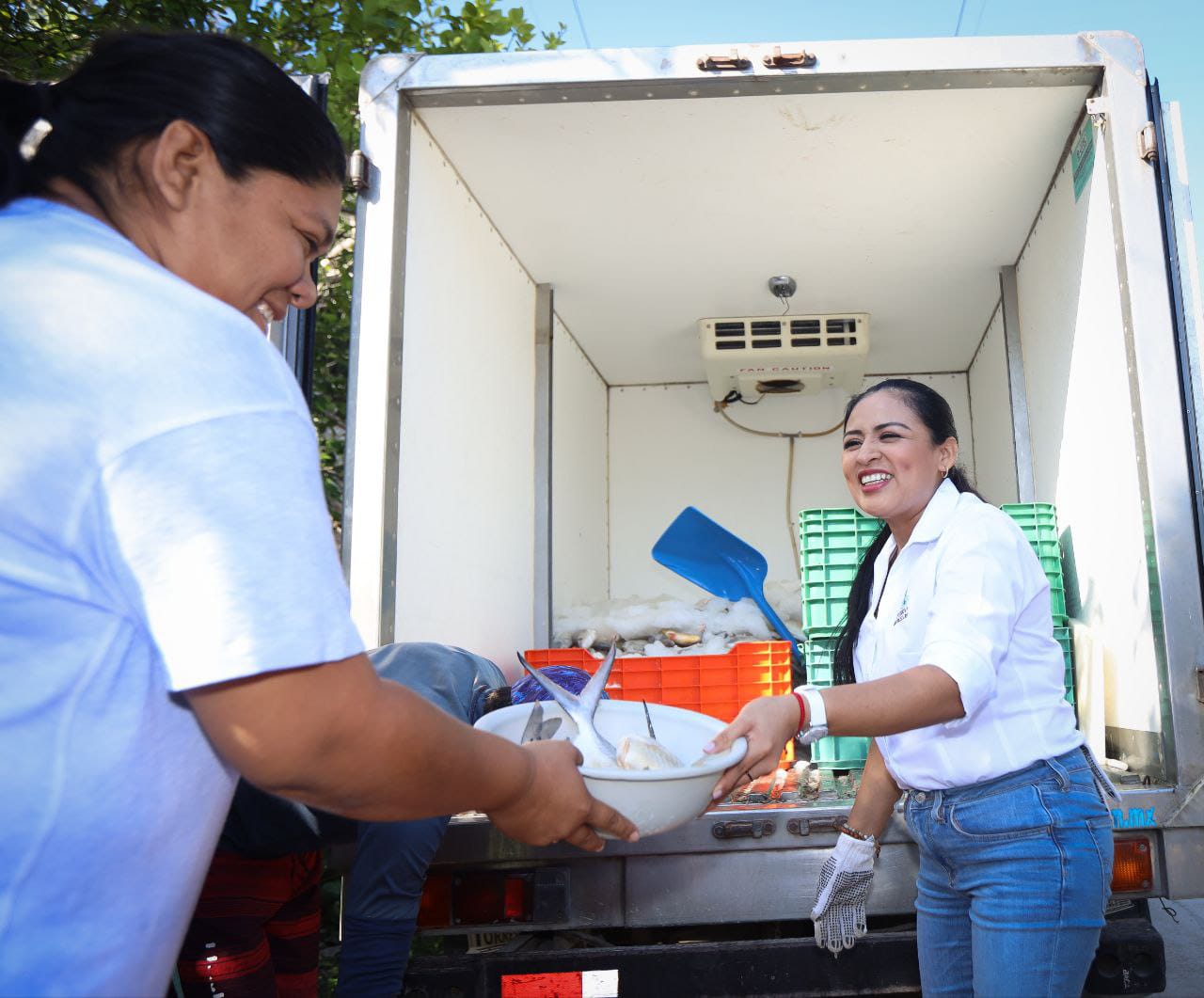 Blanca Merari distribuye una tonelada de pescado a Leona Vicario