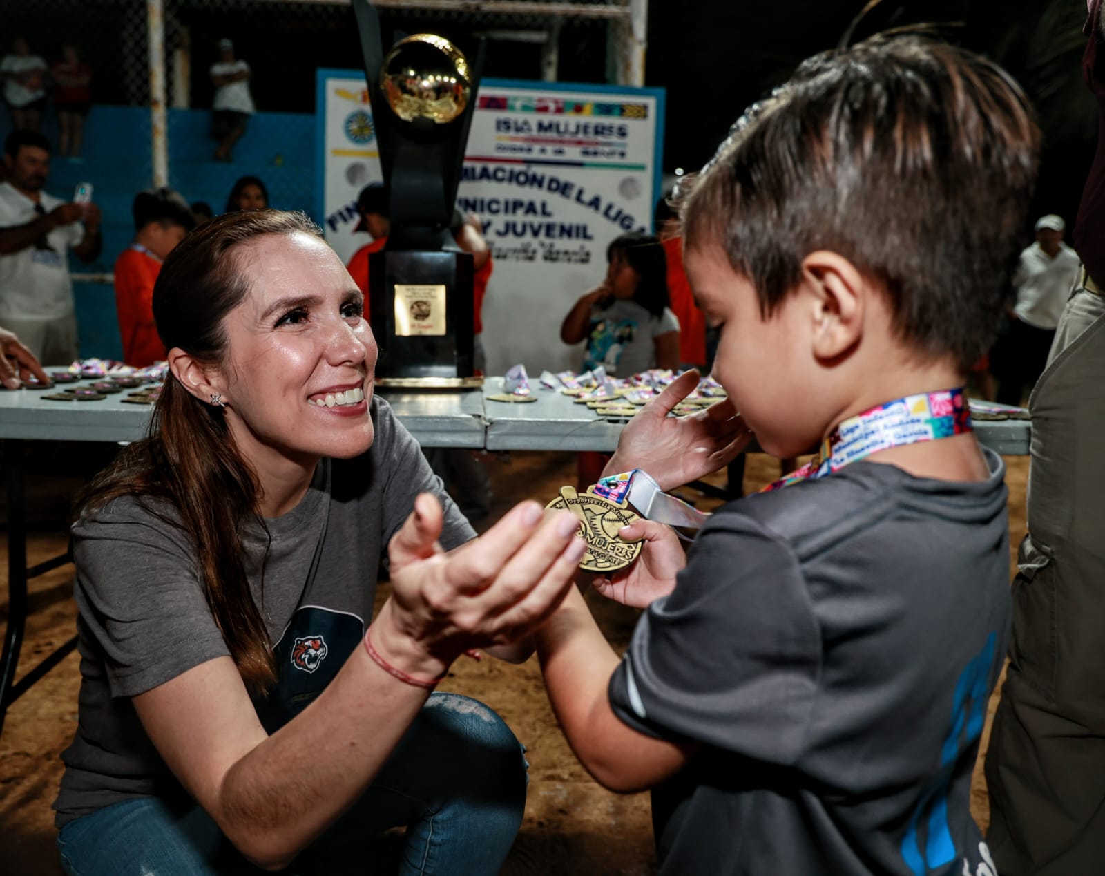 Atenea Gómez premia a la Liga Infantil y Juvenil de Béisbol Andrés