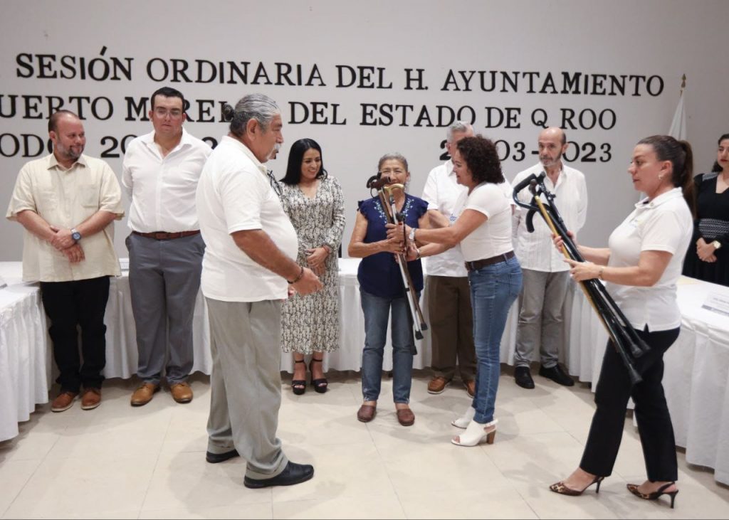Puerto Morelos recibe sillas de ruedas y bastones de Club Rotario, una gran labor a favor de los portomorelenses. 