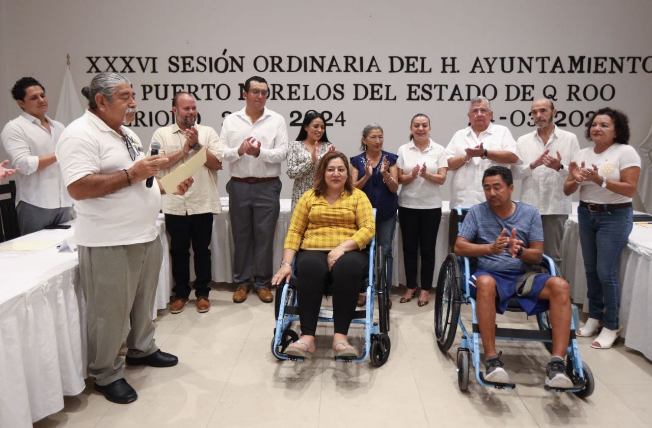 Puerto Morelos recibe sillas de ruedas y bastones de Club Rotario  