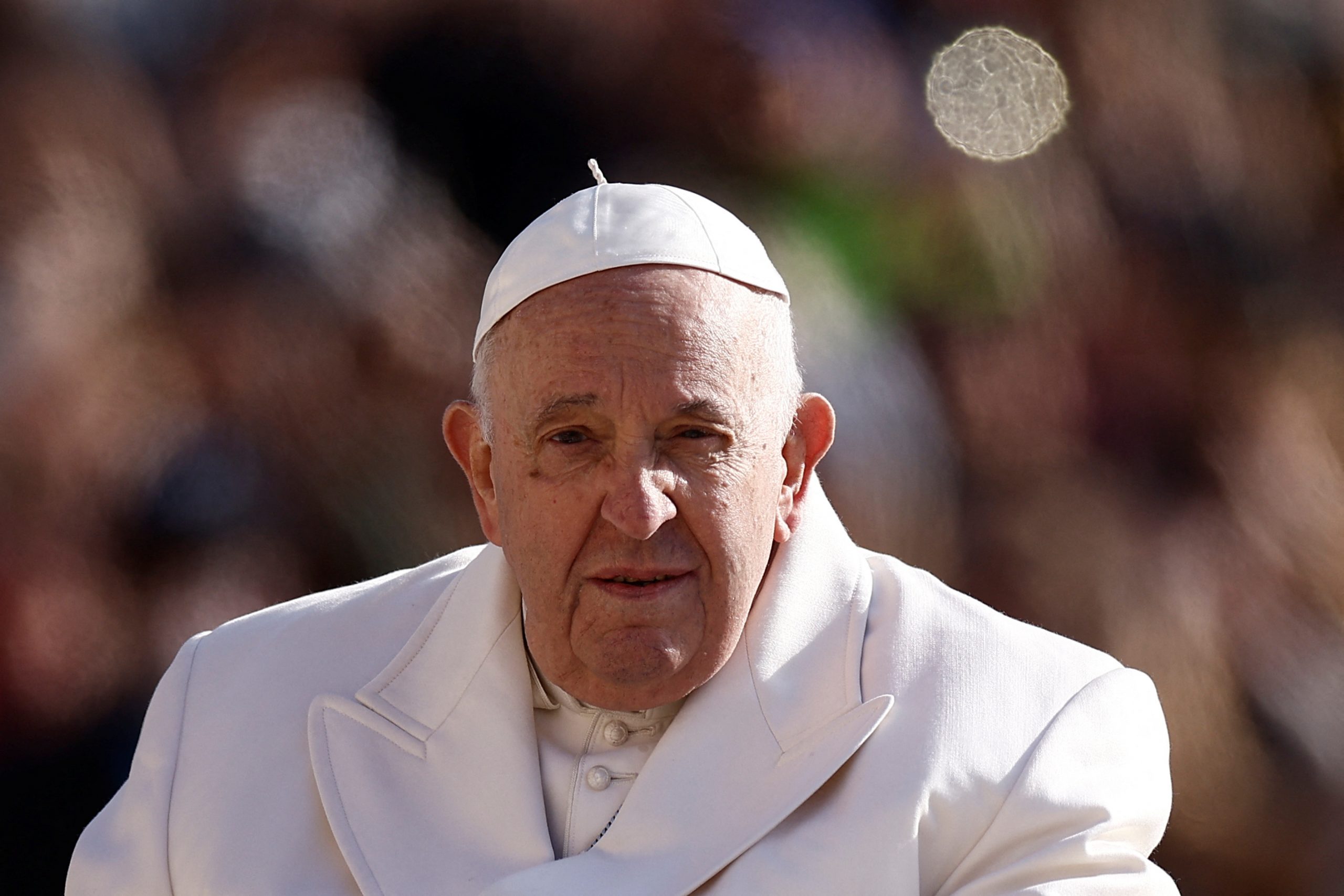 Hospitalizan al Papa Francisco para “control médico programado”
