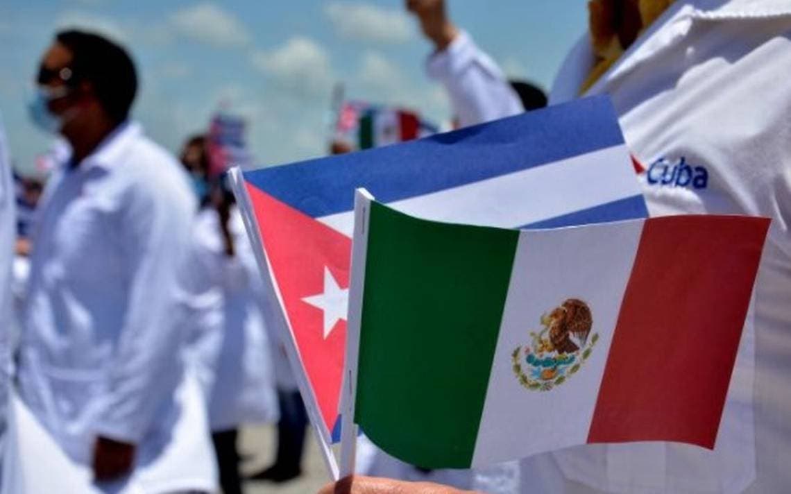 Duplicarán plazas de médicos cubanos en México