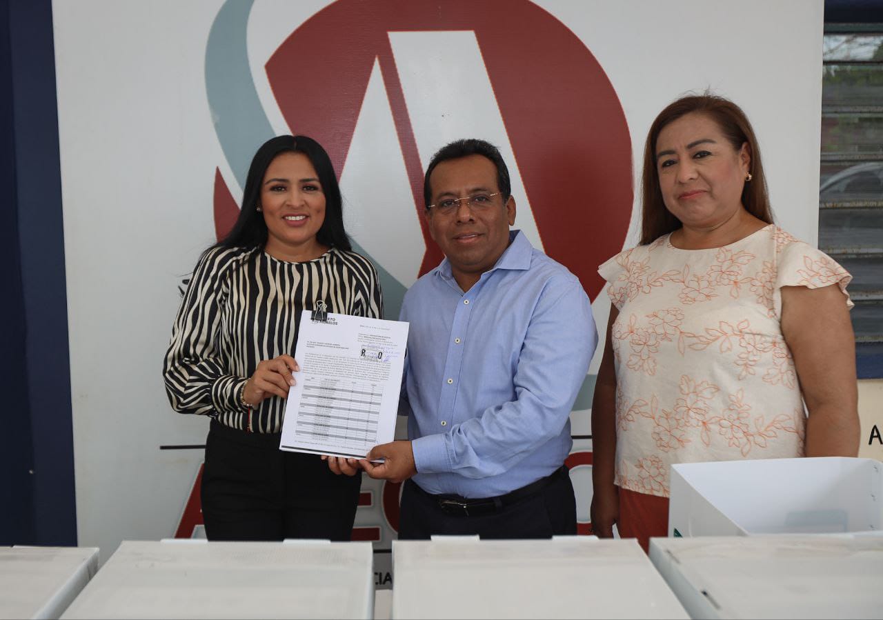 Entrega Blanca Merari al auditor superior del estado la cuenta pública 2022 de Puerto Morelos