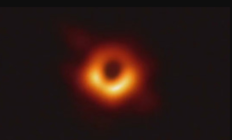 IA mejora la primera imagen nítida de agujero negro