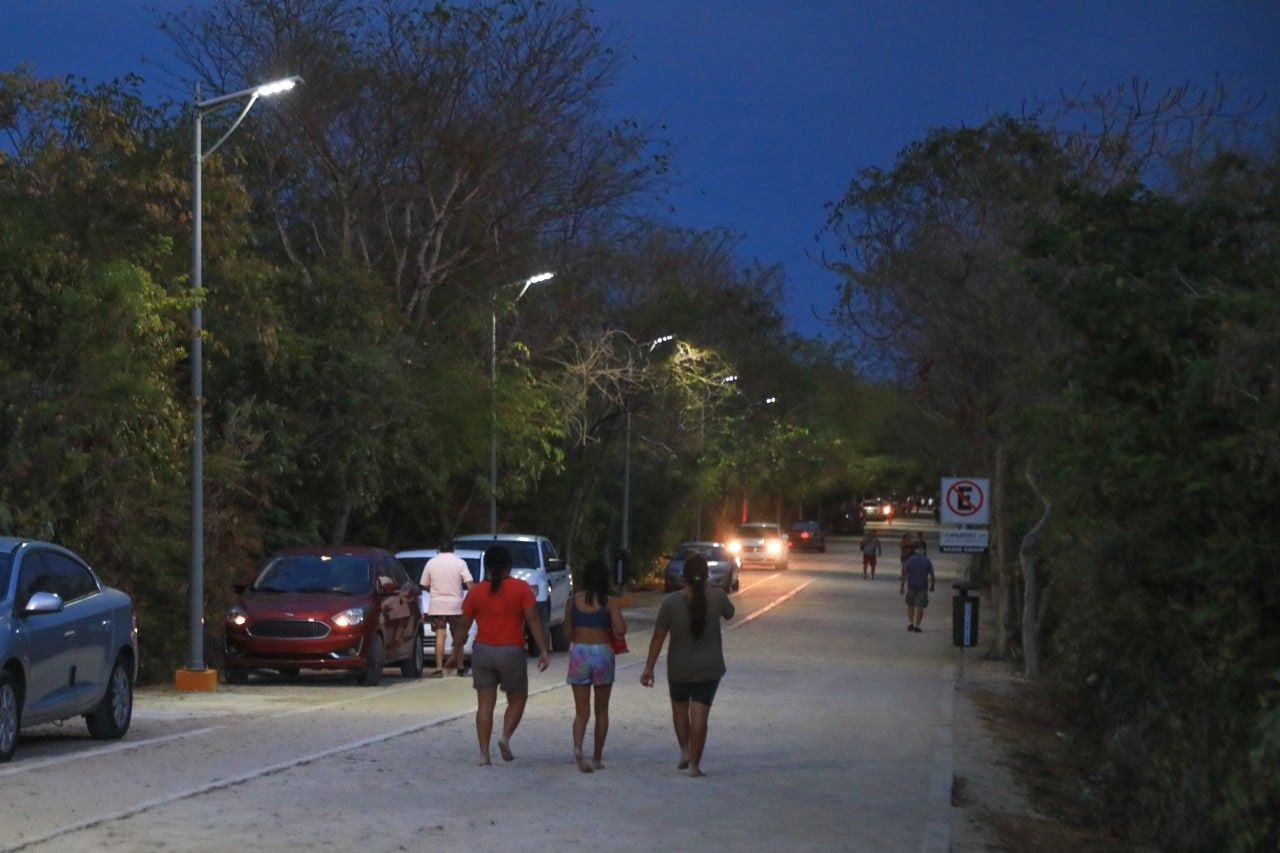 Gobierno municipal iluminó camino a Punta Esmeralda