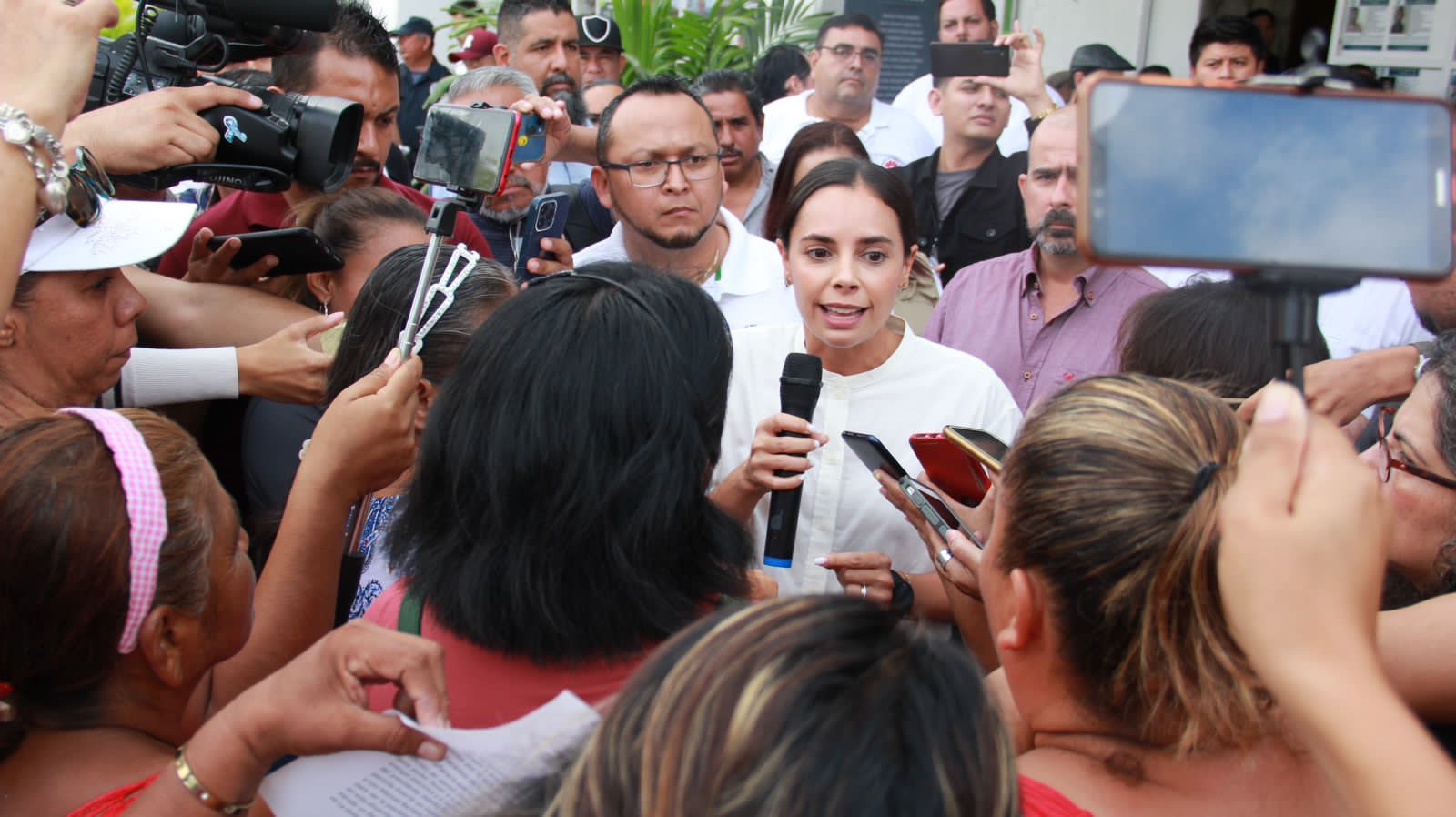 Atiende Ana Patricia Peralta a ciudadanos de colonias no municipalizadas