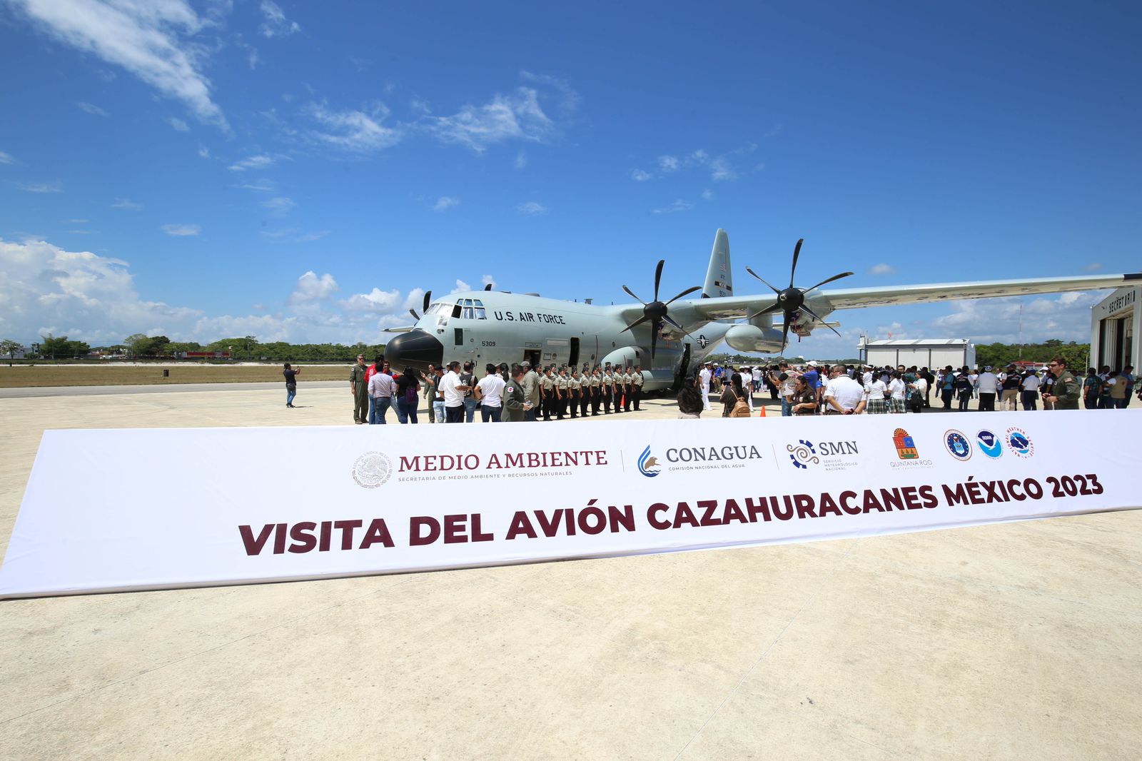 Aterriza en Chetumal el avión cazahuracanes