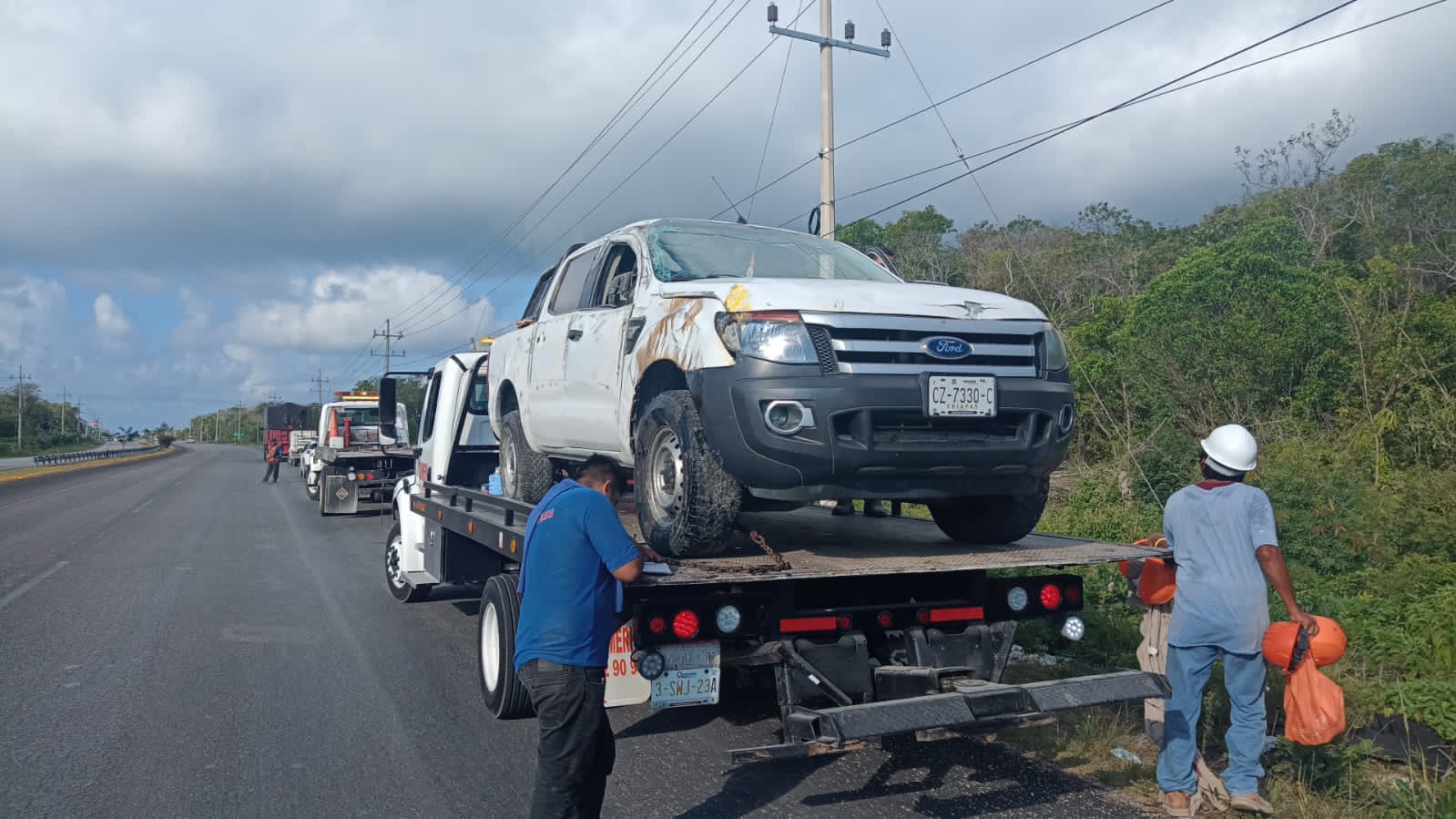 Vuelca camioneta con trabajadores del Tren Maya en Puerto Aventuras; hay 10 lesionados