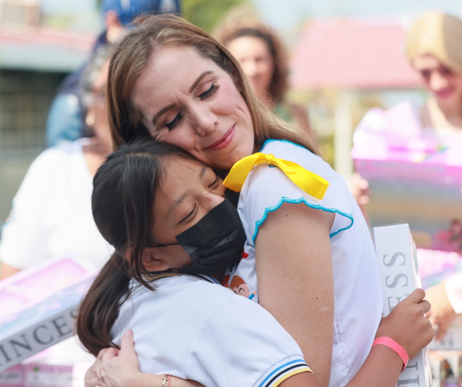 Atenea Gómez lleva alegría y felicidad a las niñas y niños de Isla Mujeres