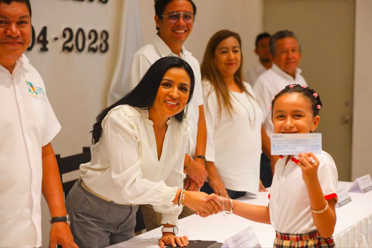 Encabeza Blanca Merari el primer pago de becas del ciclo escolar 2022-2023