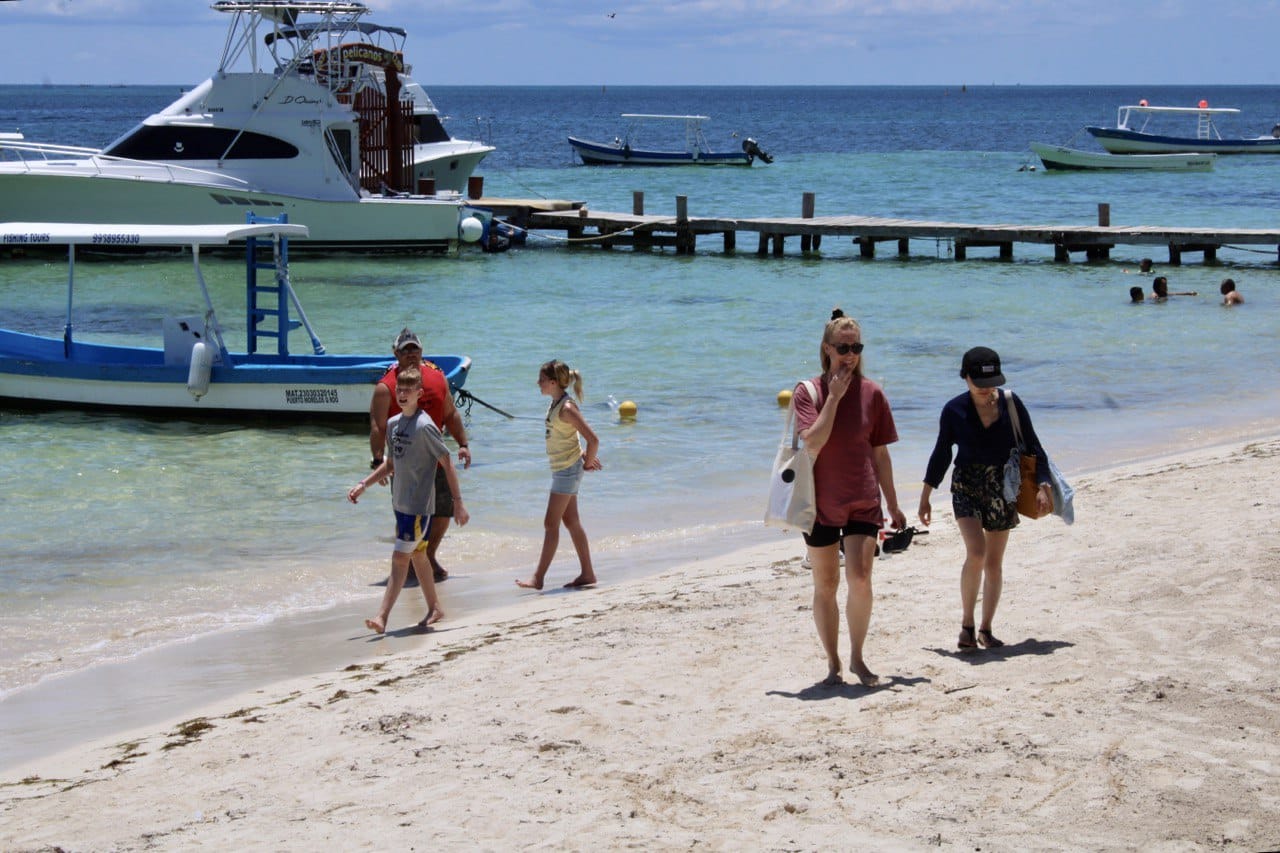 Disminuye recale de sargazo en playas de Puerto Morelos
