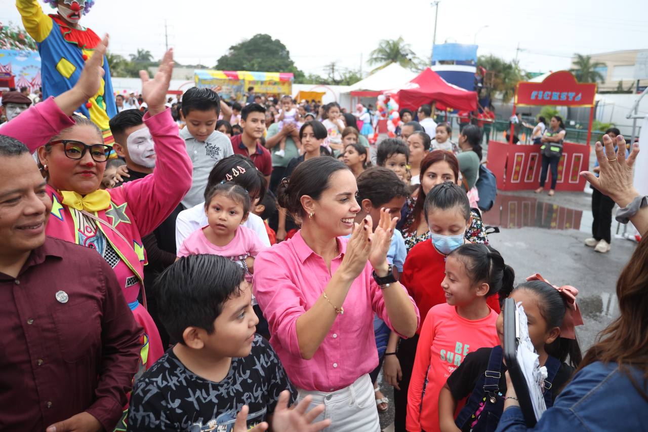 Celebra Ana Paty Peralta ‘Día del Niño’ con hijos de Bomberos y Policías