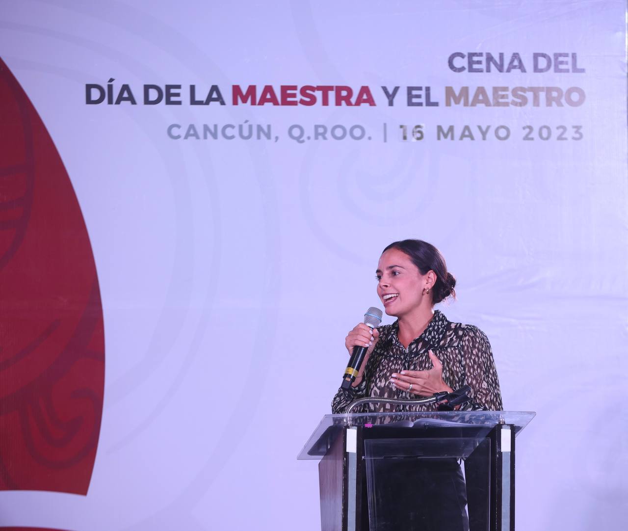 Su compromiso y dedicación fortalece nuestra sociedad: Ana Paty Peralta