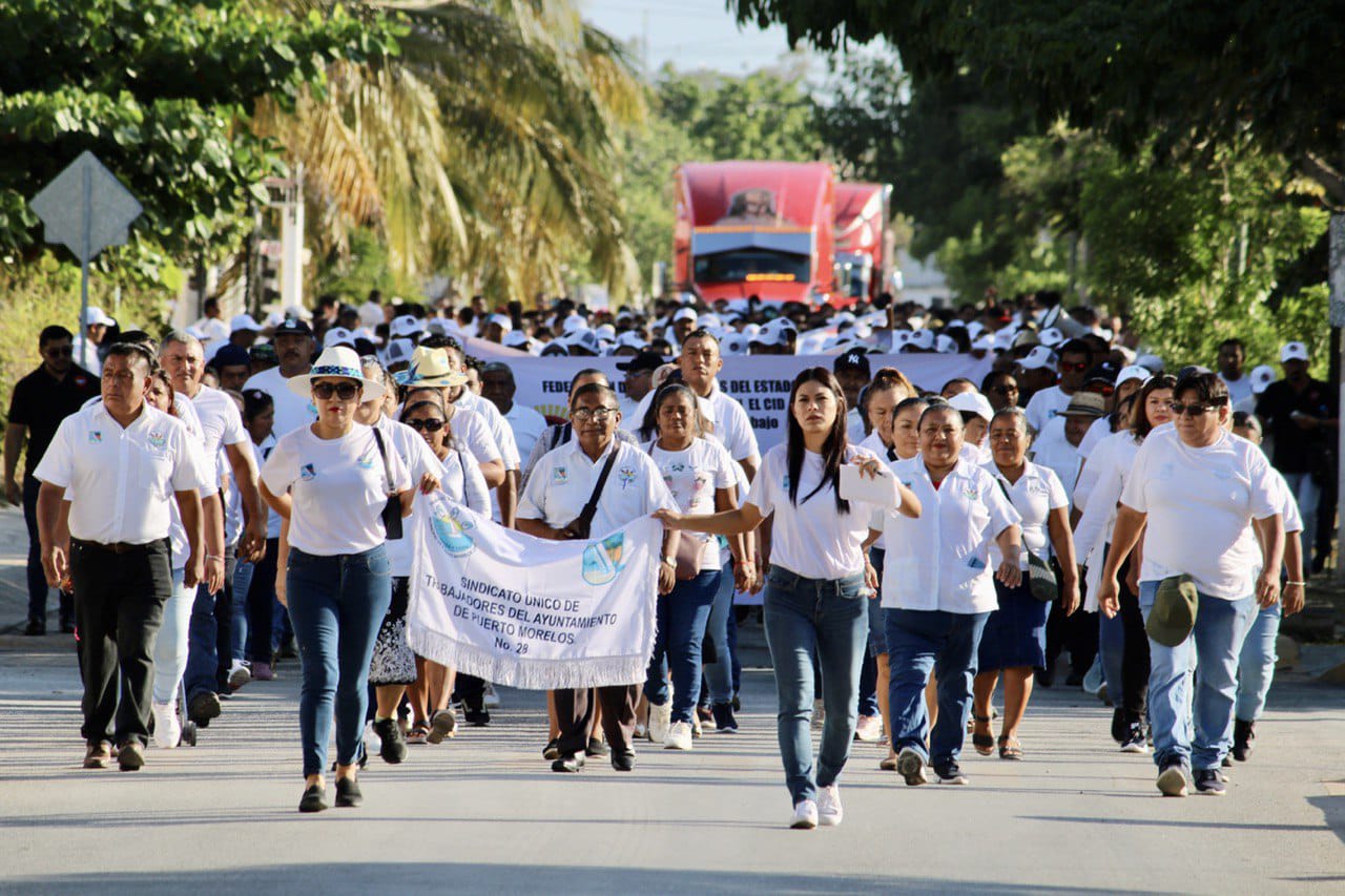 Realizan desfile por el Día del Trabajo en Puerto Morelos