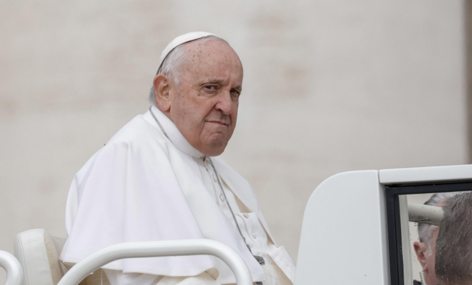 El Papa pierde la paciencia; una mujer pidió la bendición para su perro