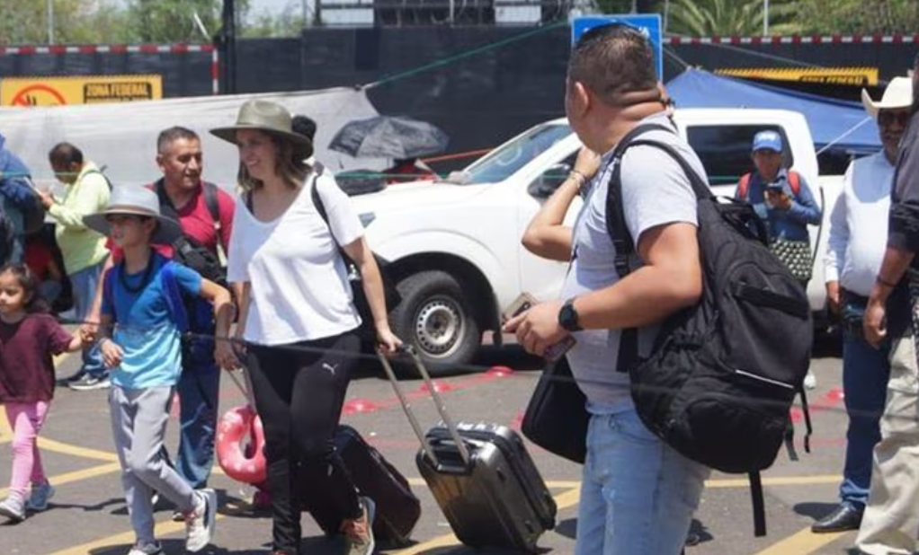 Casi mil viajeros varados por bloqueo de maestros en aeropuerto de Oaxaca