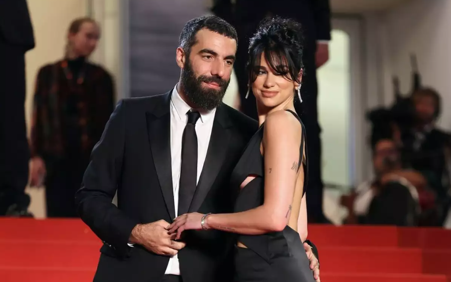 Dua Lipa debuta en la red carpet de Cannes con nuevo novio