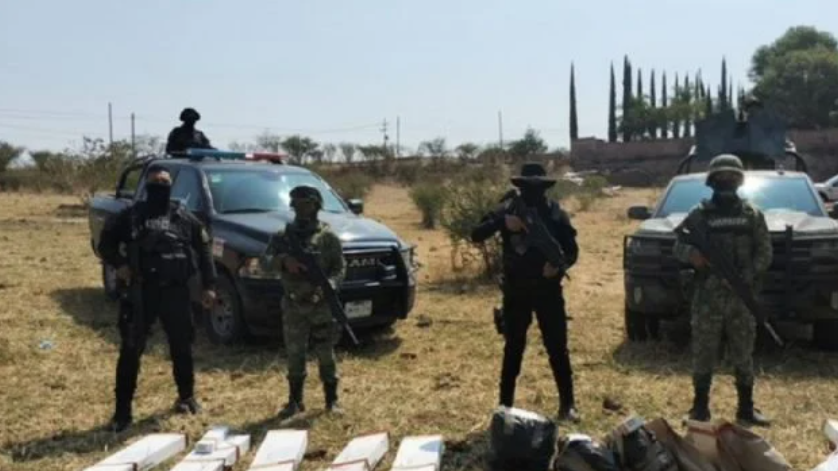 Aseguran 24 mil dosis de cristal y armas tras enfrentamiento en Jalisco