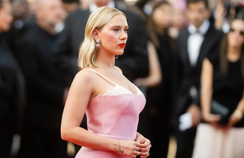 Scarlett Johansson impacta en Cannes con vestido estilo Barbie