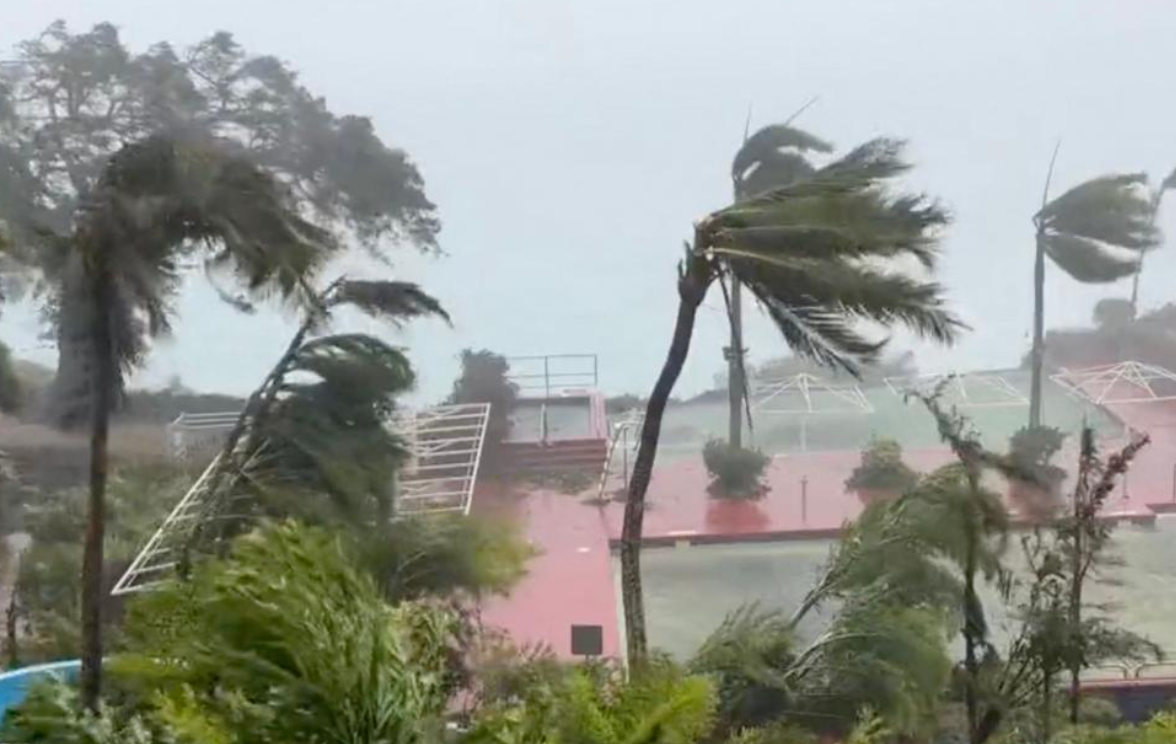 El tifón Mawar se aleja de Guam en EU tras causar estragos