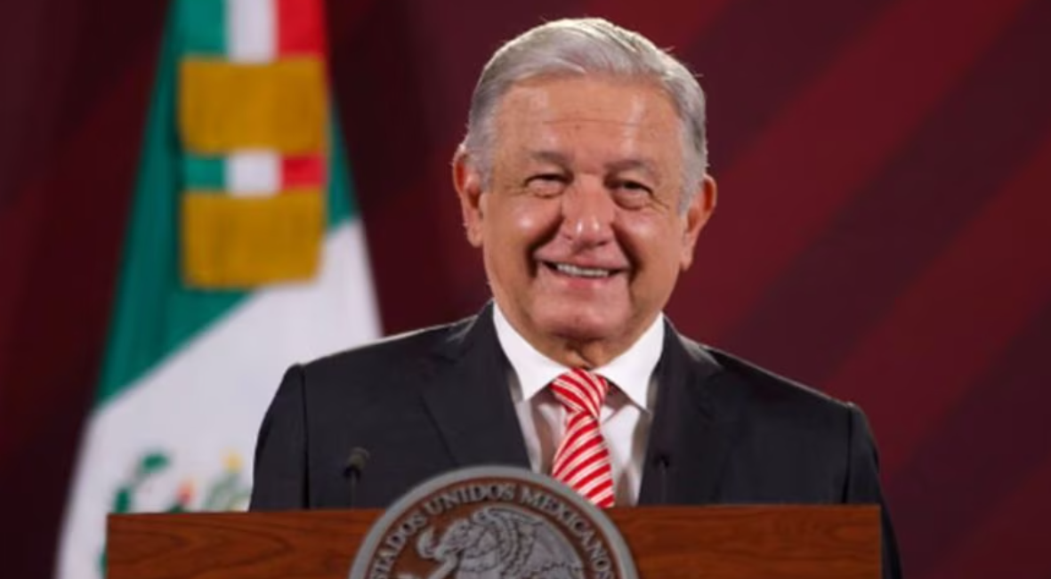 AMLO presenta declaración patrimonial y cobra pensión de adultos mayores