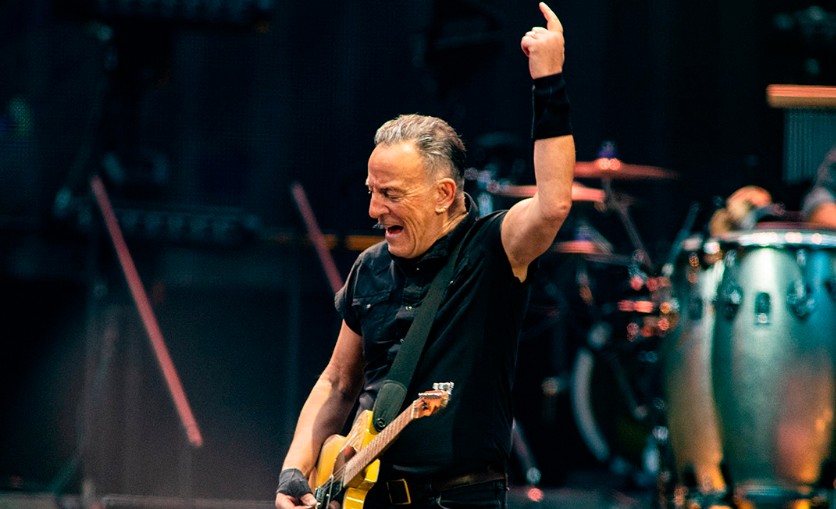 Bruce Springsteen cae de forma aparatosa en concierto