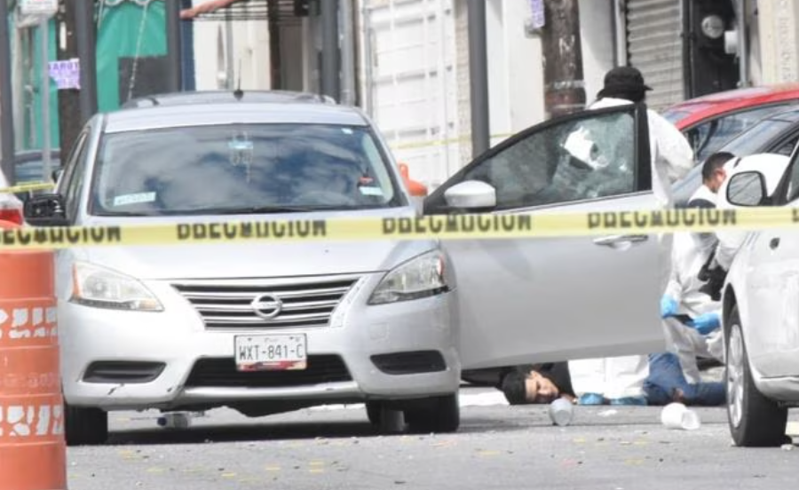 Dos muertos y 5 heridos tras balacera en bar de Monterrey