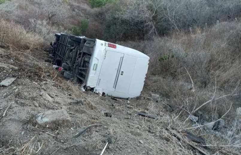 Tragedia en Jalisco, cae a barranco camión de equipo de futbol infantil