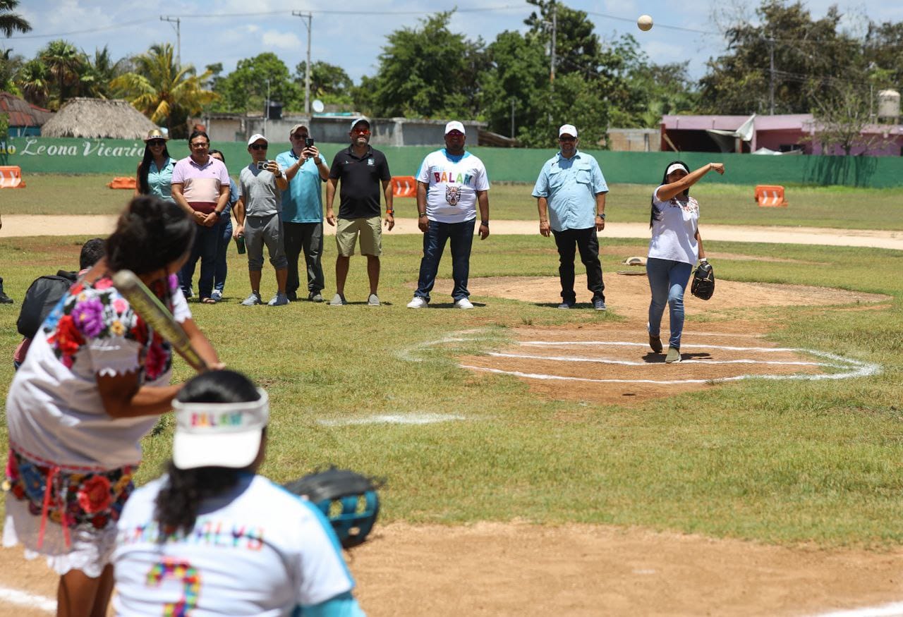 Lanza Blanca Merari primera bola del encuentro de softbol entre La abuela mex y sus guerreras mayas y La selección Balam