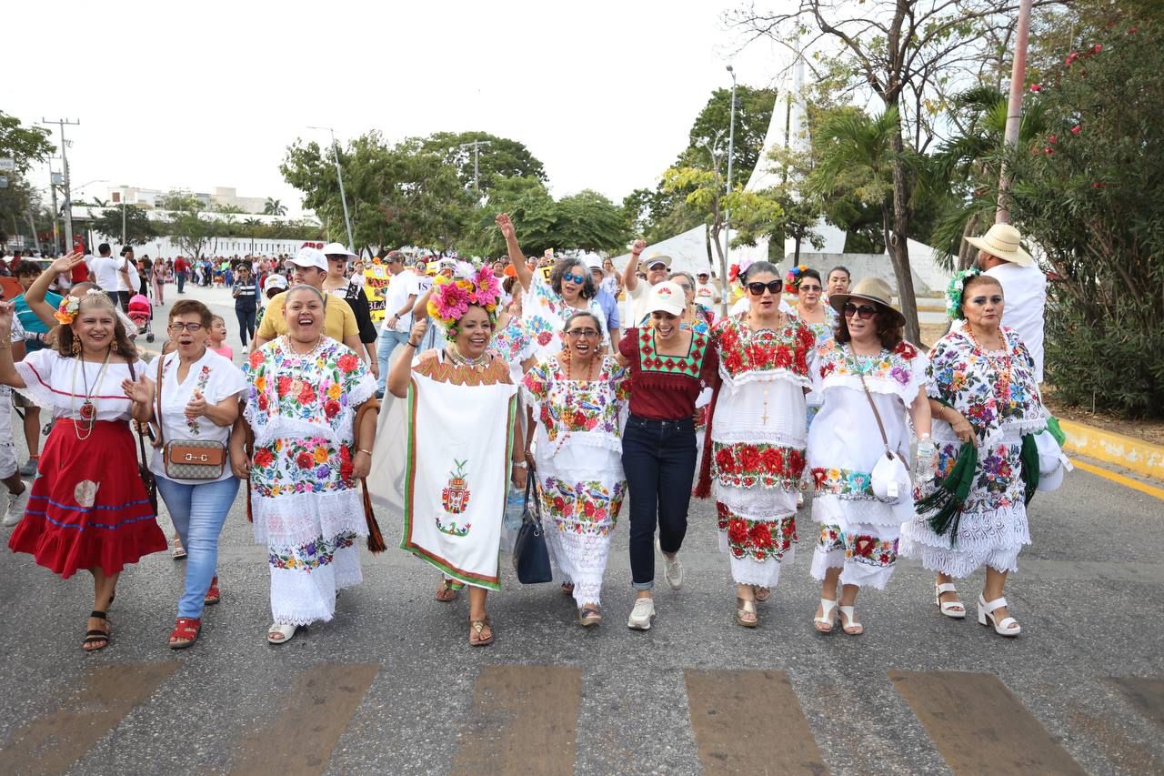 Encabeza ana Paty Peralta desfile de los cancunenses con más de 13 mil participantes