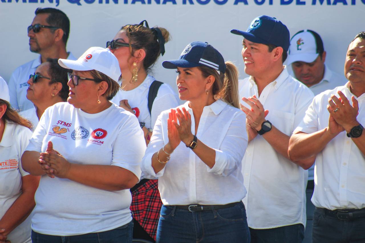 Participativo desfile por el Día del Trabajo en Playa del Carmen