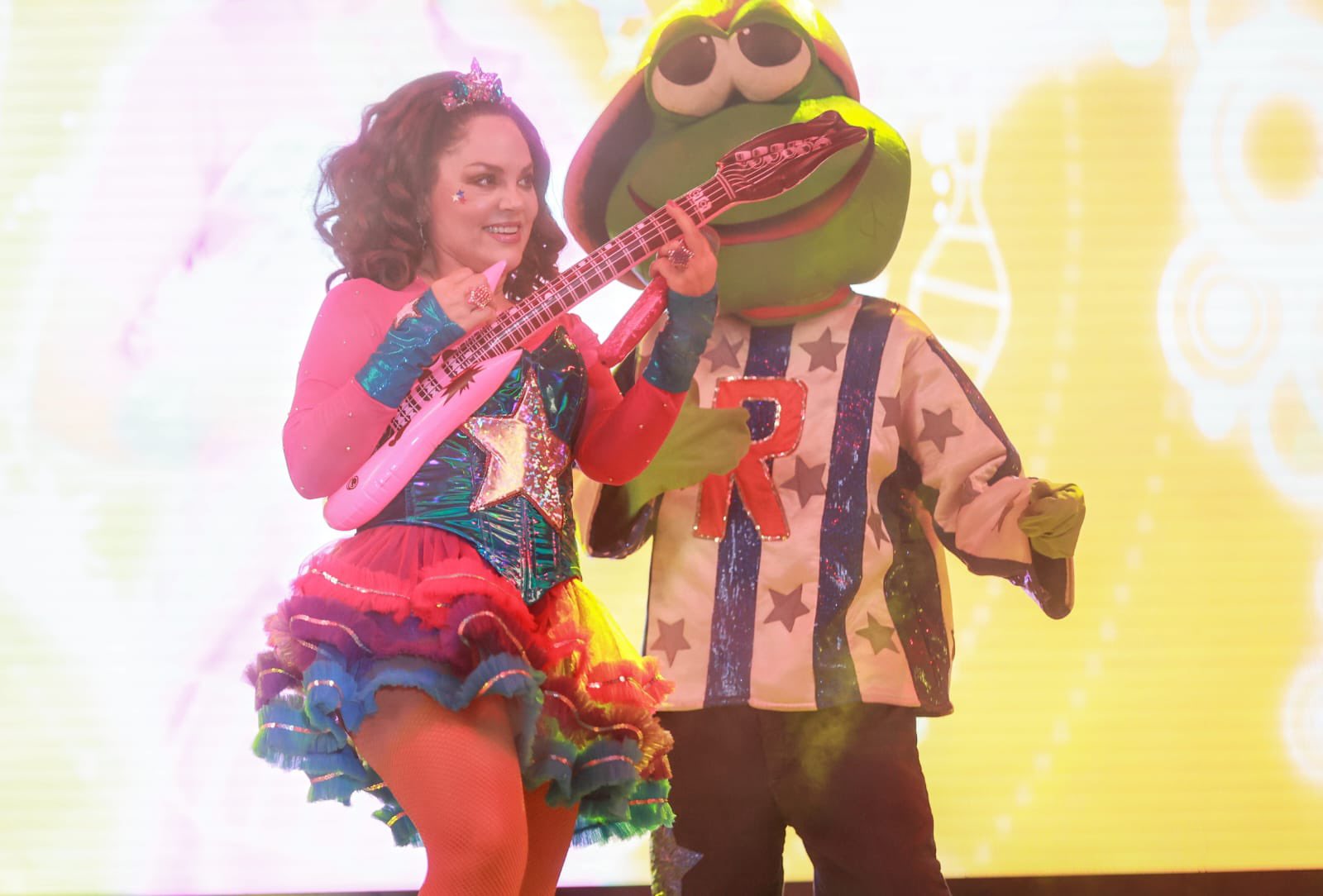 Niños y niñas disfrutan show de Tatiana en Isla Mujeres